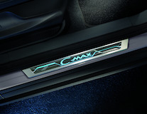 Ozdobne nakładki ochronne na progi przód, z podświetlanym na niebiesko logo C-MAX