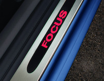 Proteções das embaladeiras dianteiras, com logótipo Focus iluminado a vermelho