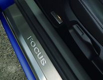 Sparkeplater foran med forsenket Focus logo