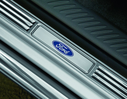 Instegsskydd fram och bak, med Ford-logotyp