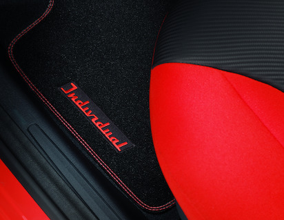 Alfombrillas de terciopelo delanteras, en color negro con costura en color rojo.