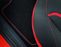 Alfombrillas de terciopelo traseras, en color negro con doble costura en color rojo.