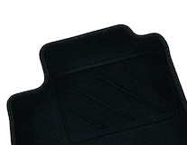 Alfombrillas de moqueta  delanteras y traseras, en color negro.