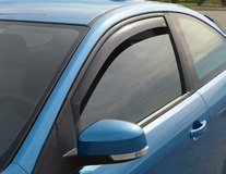 ClimAir®* Deflector de aire para ventanillas delanteras, en color negro.