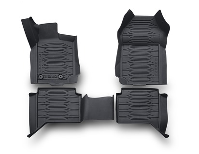 Alfombrillas de goma delanteras y traseras, en color negro, estilo bandeja con bordes elevados.