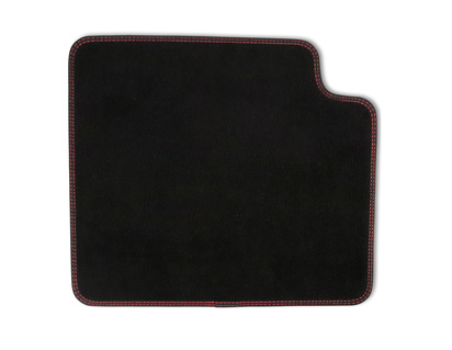 Alfombrillas de terciopelo traseras, en color negro con costura en color rojo.