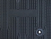 Alfombrillas de goma delanteras, en color negro, estilo bandeja con bordes elevados.