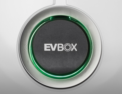 EVBox* Elvi Wallbox con enchufe y obturador, en color blanco polar.