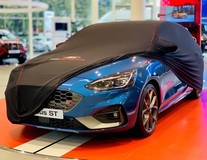 Premium-suojus musta punaisella vuorauksella, valkoinen Ford-ovaalilogo sekä Ford Performance -logo