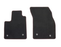 Tapetes de Alcatifa Aveludada Premium dianteiros, em cor preto com pespontos em cor vermelho.