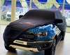 Premium-suojus musta punaisella vuorauksella, valkoinen Ford-ovaalilogo ja Ford Performance -logo