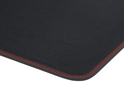 Alfombrillas de terciopelo premium traseras, en color negro con costura en color rojo.