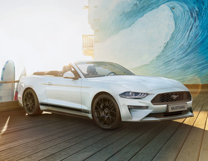 Trojité boční pruhy Ford Performance s nápisem Mustang v lesklé černé barvě