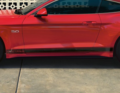 Trojité boční pruhy Ford Performance s nápisem Mustang v lesklé černé barvě