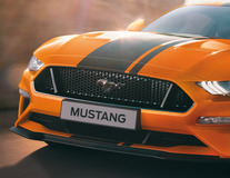 Predná maska s čiernym logom Mustang