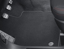Tapetes de Alcatifa Aveludada Premium dianteiros e traseiros, em cor preto com pesponto duplo na cor cinza.