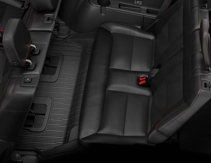 Alfombrillas de goma para la 3ª fila de asientos, en color negro, estilo bandeja con bordes elevados.