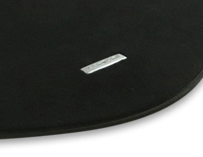 Schutzmatte für den Gepäckraum aus hochwertigem Velours schwarz, mit Ford Vignale Logo