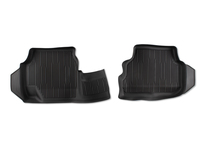 Alfombrillas de goma traseras, en color negro, estilo bandeja con bordes elevados.