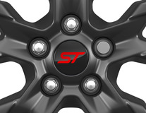 Embellecedor de rueda tipo botón, acabado en negro brillante, con logo ST rojo.