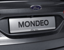 Uchwyt do tablic rejestracyjnych Ford srebrny, z niebieskim owalem Forda i czarnym napisem "BRING ON TOMORROW”.