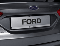 Ford registreringsskylthållare silver, med svart Ford-oval och svart text ”BRING ON TOMORROW”
