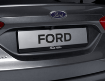 Ford registreringsskylthållare svart, med vit Ford-oval och vit text ”BRING ON TOMORROW”
