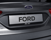 Ford Kennzeichenhalter schwarz, mit weißem Ford-Emblem und weißem „BEREIT FÜR MORGEN“ Schriftzug