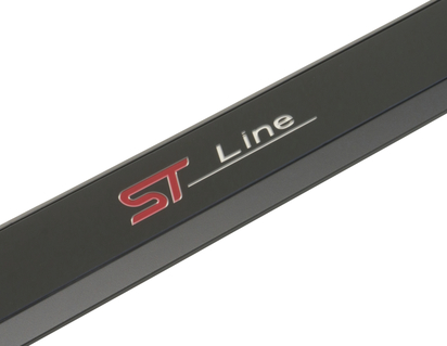 Ozdobne nakładki ochronne na progi na przód, czarne z czerwono-białym podświetlanym logo ST-Line