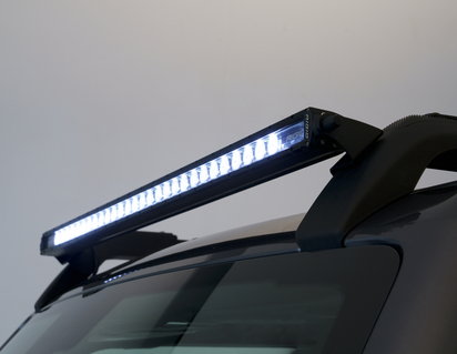 LED-lichtbalk op dakdrager gemonteerd