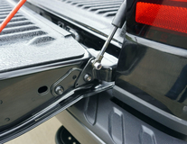Pickup Attitude* Amortiguador para el portón del maletero con mecanismo de apertura controlada.