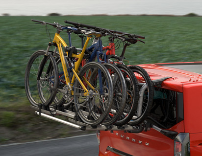 Csomagtérajtóra szerelhető kerékpártartó 4 db kerékpárhoz, lehajtható