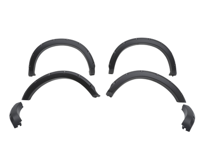 Rozšířené lemy blatníků  přední a zadní v matně černé barvě s chromovanými krytkami šroubů