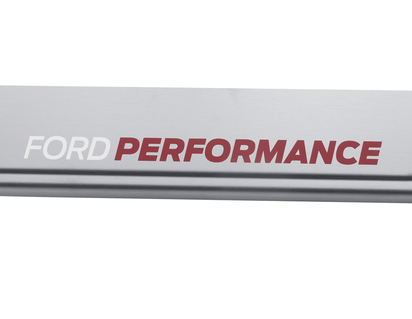 Performance-kynnyskoristeet eteen, varustettu Ford Performance -logolla.