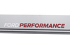 Performance-kynnyskoristeet eteen, varustettu Ford Performance -logolla.
