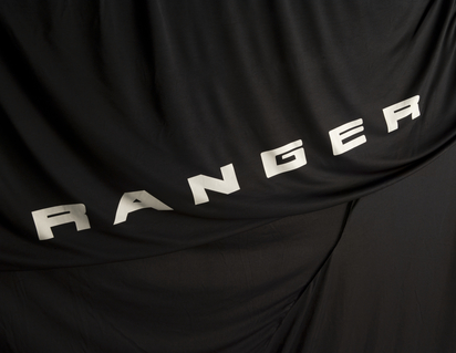 Husă de protecție premium Safar* Neagră cu ovalul alb Ford și sigla Ranger