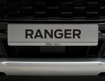 Ford Kennzeichenhalter silber, mit schwarzem Ford-Emblem und schwarzem „BEREIT FÜR MORGEN“ Schriftzug