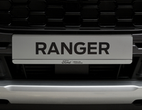 Ford registreringsskylthållare silver, med svart Ford-oval och svart text ”BRING ON TOMORROW”