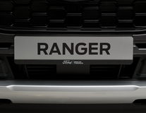 Uchwyt do tablic rejestracyjnych Ford czarny, z białym owalem Forda i białym napisem "BRING ON TOMORROW”.