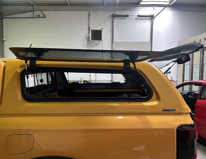 Pickup Attitude* Tettuccio rigido HARD TOP AEROKLAS VETRATO CON APERTURA A RIBALTA ELETTRICA PER FORD RANGER DOPPIA CABINA - IL MONTAGGIO NECESSITA LA FORNITURA DI J-BRACE - modello non adatto con accessori extra