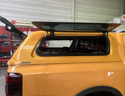 Pickup Attitude* Tettuccio rigido HARD TOP AEROKLAS VETRATO CON APERTURA A RIBALTA ELETTRICA PER FORD RANGER DOPPIA CABINA - IL MONTAGGIO NECESSITA LA FORNITURA DI J-BRACE - modello non adatto con accessori extra